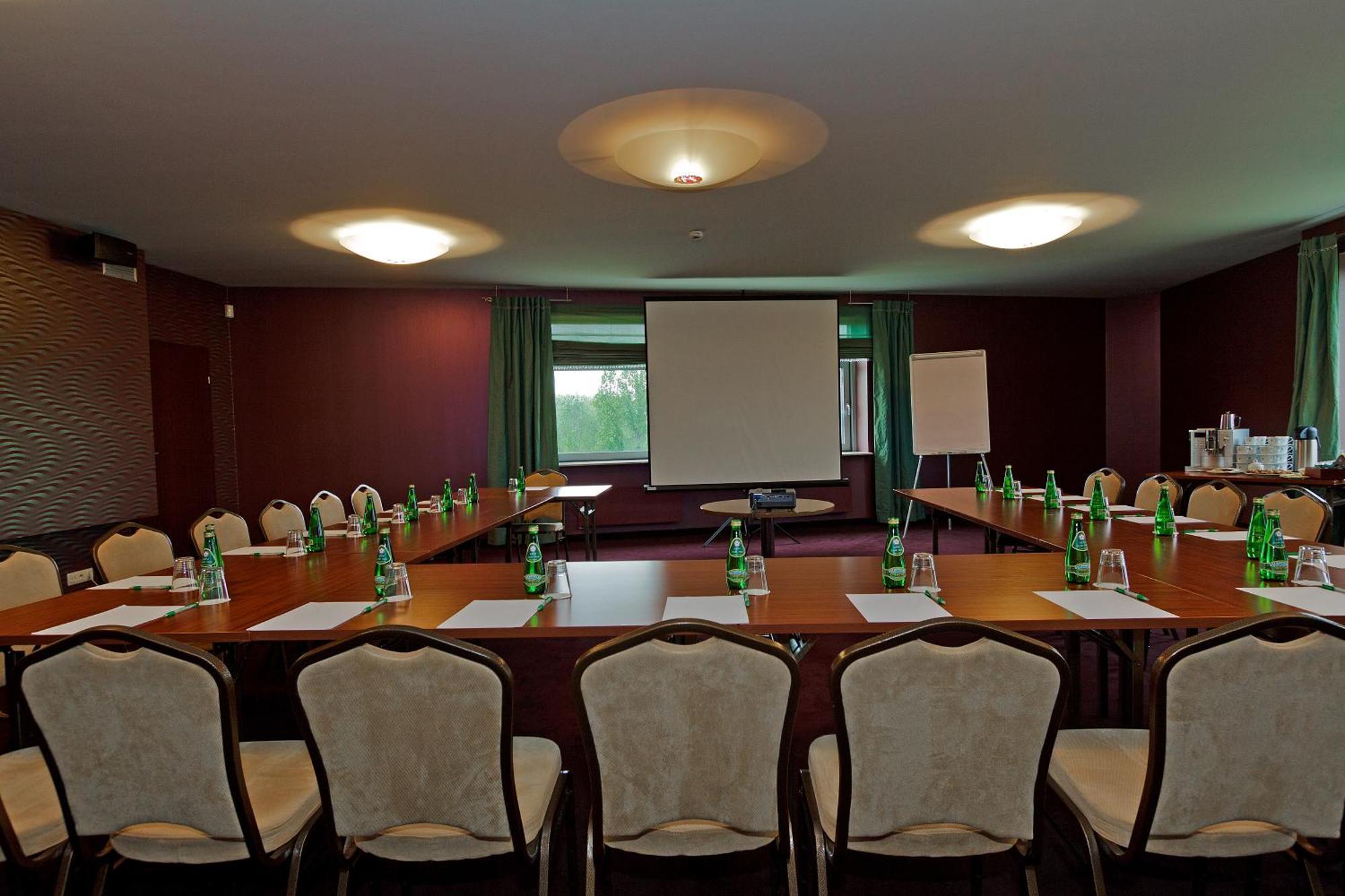 Hotel Victor Pruszkow Desilva ภายนอก รูปภาพ